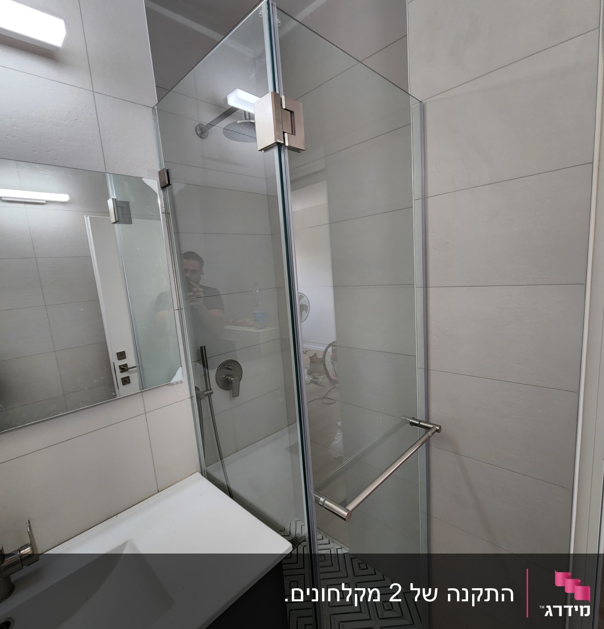 מקלחון זכוכית עם ראש מקלחת עגול